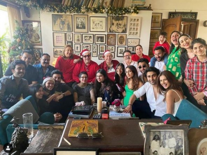 'Tradition continues..', Kareena Kapoor Khan shares glimpse of Christmas celebrations with family | 'Tradition continues..', Kareena Kapoor Khan shares glimpse of Christmas celebrations with family