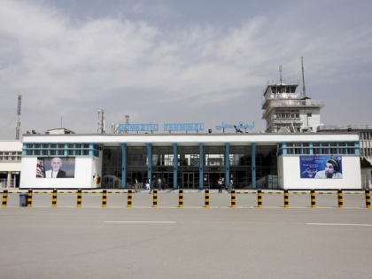 Taliban beating people with AK-47 to stop them from entering Kabul airport | Taliban beating people with AK-47 to stop them from entering Kabul airport