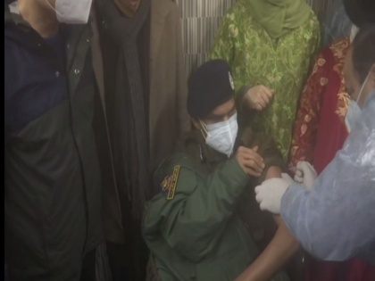 Covid-19 vaccination of cops, other frontline workers begins in Kashmir | Covid-19 vaccination of cops, other frontline workers begins in Kashmir