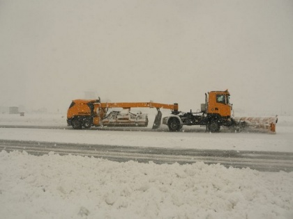 BRO clears snow on runway at Srinagar airport after heavy snowfall | BRO clears snow on runway at Srinagar airport after heavy snowfall