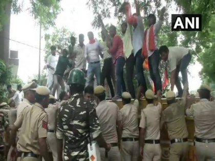 BJP Yuva Morcha protests against Kejriwal, demands Kanhaiya's prosecution in JNU sedition case | BJP Yuva Morcha protests against Kejriwal, demands Kanhaiya's prosecution in JNU sedition case