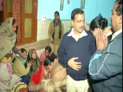 Delhi CM meets family of firefighter who died in Peeragarhi factory blaze | Delhi CM meets family of firefighter who died in Peeragarhi factory blaze