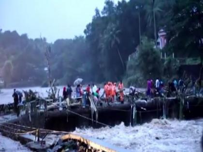 Kerala rains: District collectors to grant Rs 25,000 to village officers for relief camps | Kerala rains: District collectors to grant Rs 25,000 to village officers for relief camps