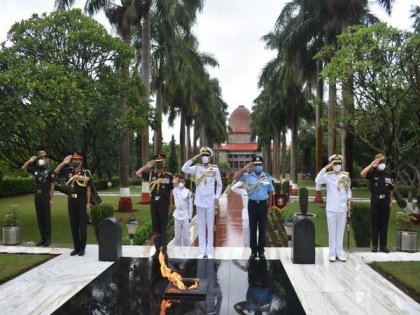 Three service chiefs visit National Defence Academy in Pune | Three service chiefs visit National Defence Academy in Pune