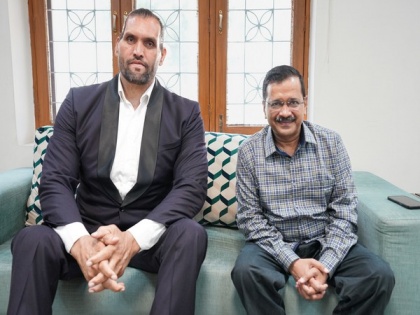 Punjab Assembly polls: 'The Great Khali' meets Arvind Kejriwal; extends support to AAP | Punjab Assembly polls: 'The Great Khali' meets Arvind Kejriwal; extends support to AAP