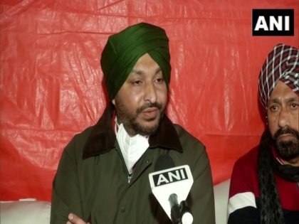 Cong MP Ravneet Bittu heckled by protesting farmers at Singhu border | Cong MP Ravneet Bittu heckled by protesting farmers at Singhu border