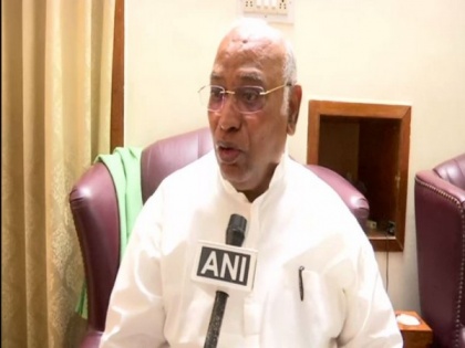 Central govt. 'harassing' Shivakumar to demoralise him and his supporters says Kharge | Central govt. 'harassing' Shivakumar to demoralise him and his supporters says Kharge