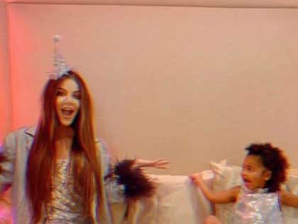 '2021, please be kind': Khloe Kardashian celebrates New Year with daughter True | '2021, please be kind': Khloe Kardashian celebrates New Year with daughter True