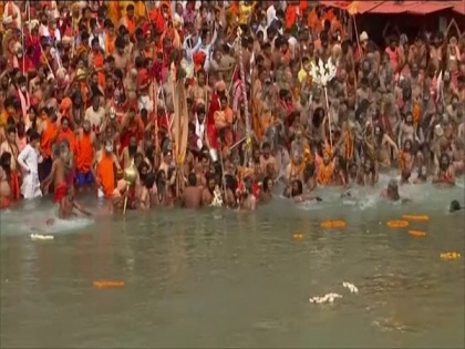 Kumbh: Over 30 lakh devotees take holy dip till 6 pm on second 'Shahi Snan' | Kumbh: Over 30 lakh devotees take holy dip till 6 pm on second 'Shahi Snan'