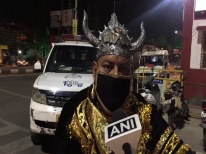 Policeman dons 'Yamraj' costume to spread COVID-19 awareness in Indore | Policeman dons 'Yamraj' costume to spread COVID-19 awareness in Indore