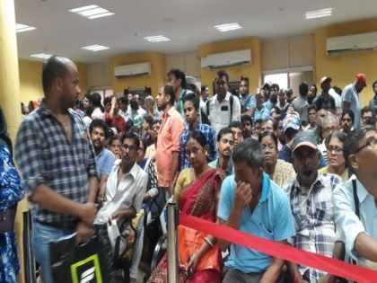 WB: People throng KMC offices for important documents amidst rumours surrounding NRC | WB: People throng KMC offices for important documents amidst rumours surrounding NRC