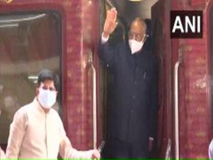 President Kovind, wife board special train for his native place in UP's Kanpur | President Kovind, wife board special train for his native place in UP's Kanpur