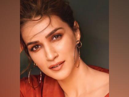 Kriti Sanon aces street-style look in 'cute' top made by her mom | Kriti Sanon aces street-style look in 'cute' top made by her mom