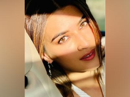 Kriti Sanon shares adorable BTS picture from 'Bhediya' | Kriti Sanon shares adorable BTS picture from 'Bhediya' Kriti Sanon shares adorable BTS picture from 'Bhediya' | Kriti Sanon shares adorable BTS picture from 'Bhediya'