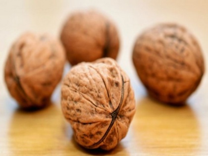 Consuming walnuts daily lowers 'bad' cholesterol levels | Consuming walnuts daily lowers 'bad' cholesterol levels