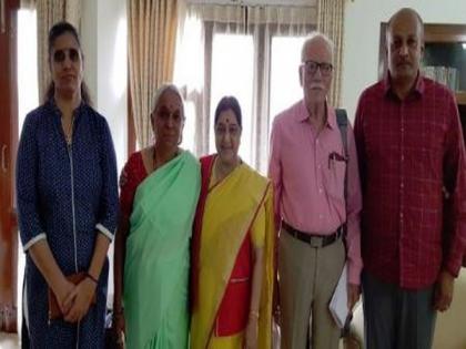 Sushma Swaraj meets Kulbhushan Jadhav's family, extends good wishes to them | Sushma Swaraj meets Kulbhushan Jadhav's family, extends good wishes to them