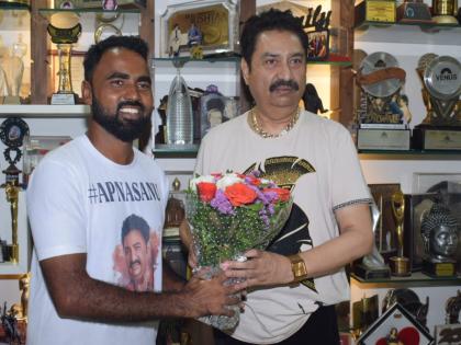 Kumar Sanu fan cycles 1200 km on solo ride to meet the singer | Kumar Sanu fan cycles 1200 km on solo ride to meet the singer Kumar Sanu fan cycles 1200 km on solo ride to meet the singer | Kumar Sanu fan cycles 1200 km on solo ride to meet the singer