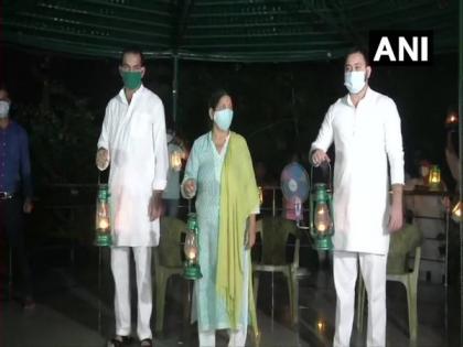 RJD leaders protest by lighting lanterns over unemployment in Bihar | RJD leaders protest by lighting lanterns over unemployment in Bihar