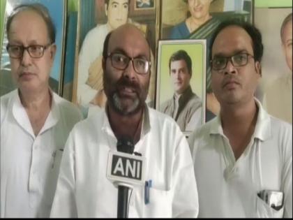 Shahjahanpur case: Cong delegation meets jailed law student's parents, alleges govt shielding Chinmayanand | Shahjahanpur case: Cong delegation meets jailed law student's parents, alleges govt shielding Chinmayanand