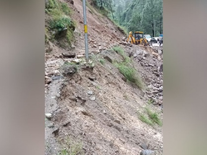 Landslide blocks National Highway 305 in Himachal Pradesh's Kullu | Landslide blocks National Highway 305 in Himachal Pradesh's Kullu