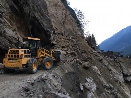 Landslide blocks Gangotri highway, restoration efforts by BRO underway | Landslide blocks Gangotri highway, restoration efforts by BRO underway
