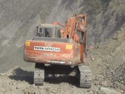 Jammu Srinagar National Highway remains blocked due to landslide, clearance work underway | Jammu Srinagar National Highway remains blocked due to landslide, clearance work underway