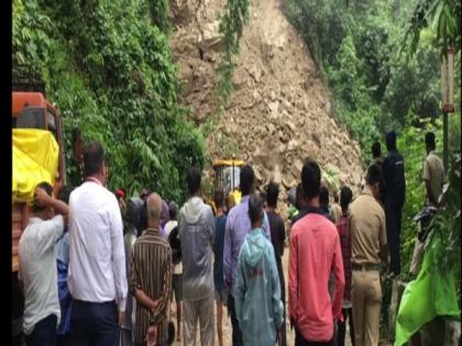 West Bengal-Sikkim highway blocked due to landslide | West Bengal-Sikkim highway blocked due to landslide