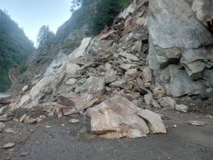 Landslide blocks Gangotri highway | Landslide blocks Gangotri highway