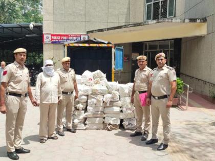 Delhi: 145 cartons of illicit liquor seized before I-Day | Delhi: 145 cartons of illicit liquor seized before I-Day Delhi: 145 cartons of illicit liquor seized before I-Day | Delhi: 145 cartons of illicit liquor seized before I-Day