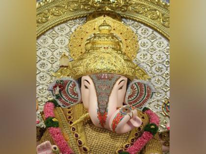 Devotee offers 10 kg gold crown to Pune's Dagdusheth Halwai Ganpati | Devotee offers 10 kg gold crown to Pune's Dagdusheth Halwai Ganpati
