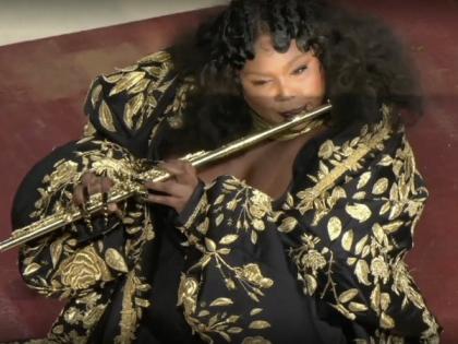 Lizzo plays her trusty flute at Met Gala 2022 | Lizzo plays her trusty flute at Met Gala 2022