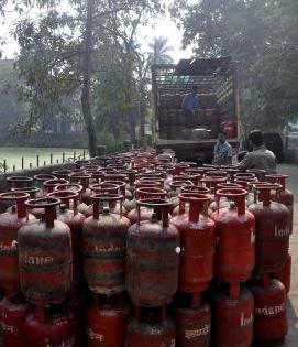Under Ujjwala scheme, cylinders to be sold at Rs 600, says PM Modi | Under Ujjwala scheme, cylinders to be sold at Rs 600, says PM Modi