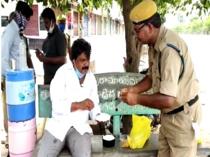 Andhra Pradesh Transport Minister interacts with police personnel over lunch on roadside in Machilipatnam | Andhra Pradesh Transport Minister interacts with police personnel over lunch on roadside in Machilipatnam