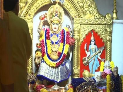 First day of 'Chaitra Navratri', devotees offer prayers at Delhi's Jhandewalan temple | First day of 'Chaitra Navratri', devotees offer prayers at Delhi's Jhandewalan temple