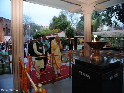 PM Modi pays tributes to Jallianwala Bagh massacre victims | PM Modi pays tributes to Jallianwala Bagh massacre victims