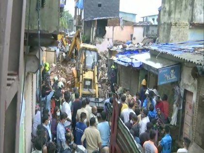 Police to file case against owner of building that collapsed in Mumbai's Malad | Police to file case against owner of building that collapsed in Mumbai's Malad