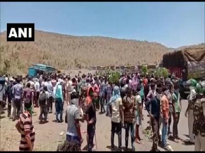 Migrant workers block national highway in MP's Barwani | Migrant workers block national highway in MP's Barwani