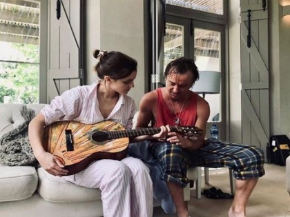 Tom Felton gives guitar lessons to 'quick learner' Emma Watson | Tom Felton gives guitar lessons to 'quick learner' Emma Watson