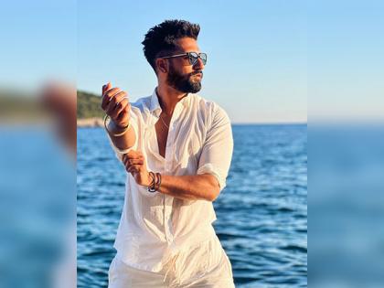 Vicky Kaushal turns up the heat in latest all-white look | Vicky Kaushal turns up the heat in latest all-white look
