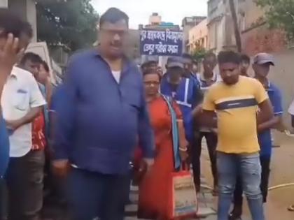 Kolkata: Trinamool mayor-in-council slaps man in public | Kolkata: Trinamool mayor-in-council slaps man in public Kolkata: Trinamool mayor-in-council slaps man in public | Kolkata: Trinamool mayor-in-council slaps man in public
