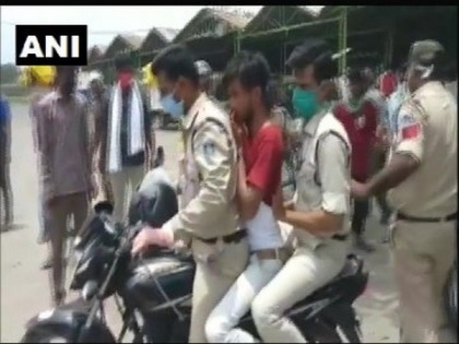 Man in MP's Khargone beaten, tied to pole for allegedly stealing grain | Man in MP's Khargone beaten, tied to pole for allegedly stealing grain