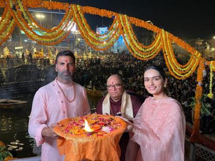 Akshay Kumar takes a dip in Holy Ganga in Varanasi during 'Samrat Prithviraj' promotions | Akshay Kumar takes a dip in Holy Ganga in Varanasi during 'Samrat Prithviraj' promotions