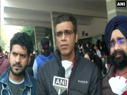 Safdarjung hospital doctors continue their protest to expedite NEET-PG counselling | Safdarjung hospital doctors continue their protest to expedite NEET-PG counselling