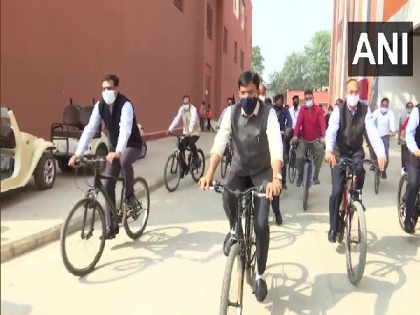 Mansukh Mandaviya rides bicycle to Delhi's Pragati Maidan, highlights cycling benefits | Mansukh Mandaviya rides bicycle to Delhi's Pragati Maidan, highlights cycling benefits