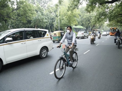 Union Minister Mansukh Mandaviya ditches car for pedal power to reach Parliament | Union Minister Mansukh Mandaviya ditches car for pedal power to reach Parliament