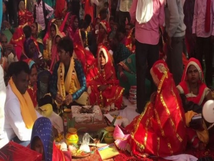 Mass marriage ceremony held in Ayodhya, brides got Rs 65,000 each | Mass marriage ceremony held in Ayodhya, brides got Rs 65,000 each