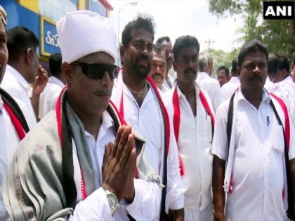 AMMK candidate campaigns with volunteer dressed as MGR in Rameswaram | AMMK candidate campaigns with volunteer dressed as MGR in Rameswaram