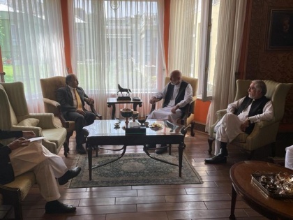 Pak envoy meets with Hamid Karzai, Abdullah over Afghanistan's future | Pak envoy meets with Hamid Karzai, Abdullah over Afghanistan's future