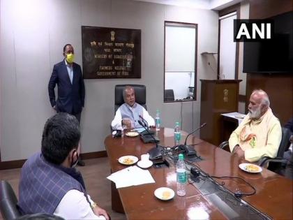Farmers lend support to farm laws, urge Agriculture Min Tomar not to repeal them | Farmers lend support to farm laws, urge Agriculture Min Tomar not to repeal them Farmers lend support to farm laws, urge Agriculture Min Tomar not to repeal them | Farmers lend support to farm laws, urge Agriculture Min Tomar not to repeal them
