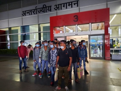 22 migrant workers from J-K arrive at Delhi's Airport | 22 migrant workers from J-K arrive at Delhi's Airport
